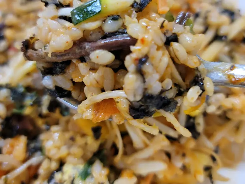 보리밥 한 숟갈 크게 떠서