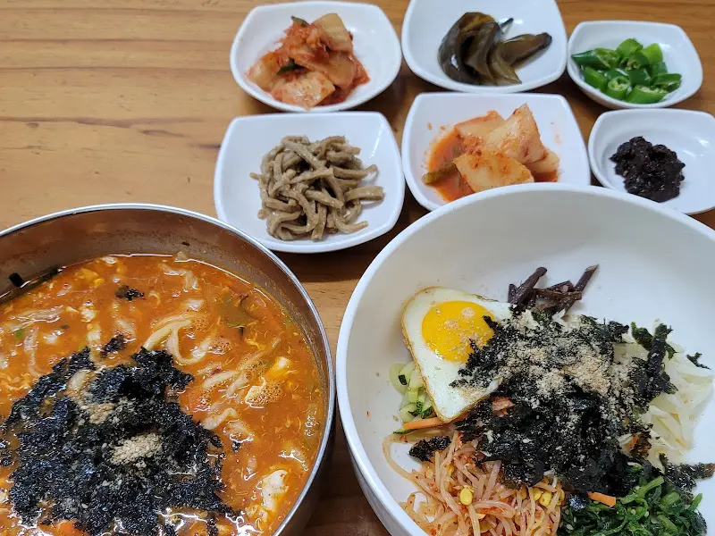 보리밥과 장칼국수 한 상 차림