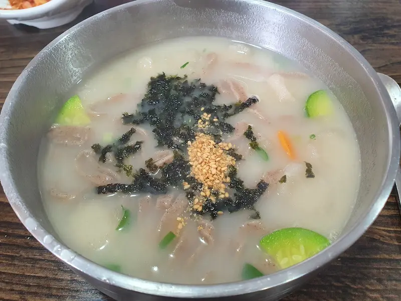 옹심이를 넣은 메밀칼국수