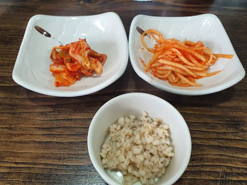 밑반찬과 보리밥