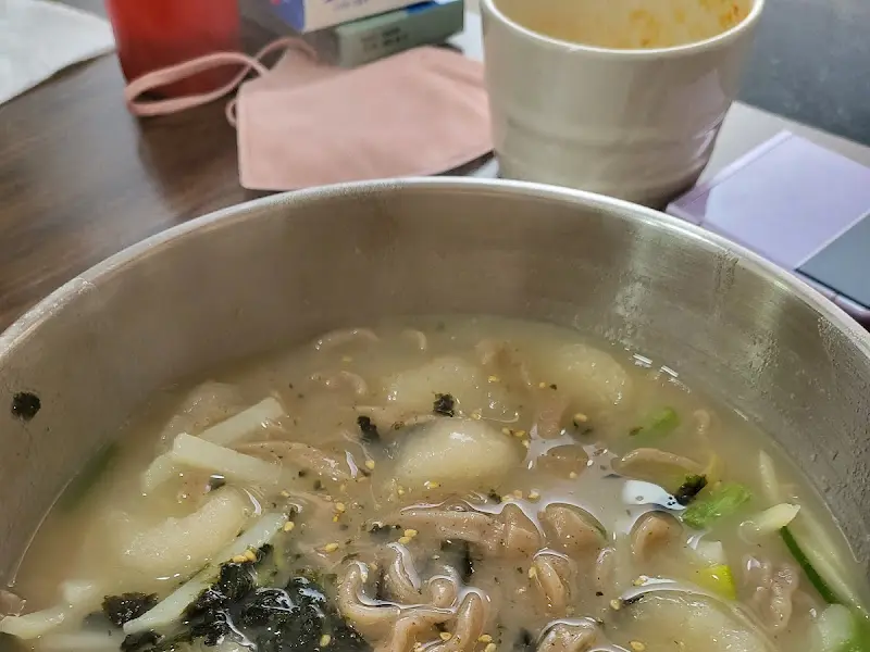 옹심이 메밀칼국수 전체샷