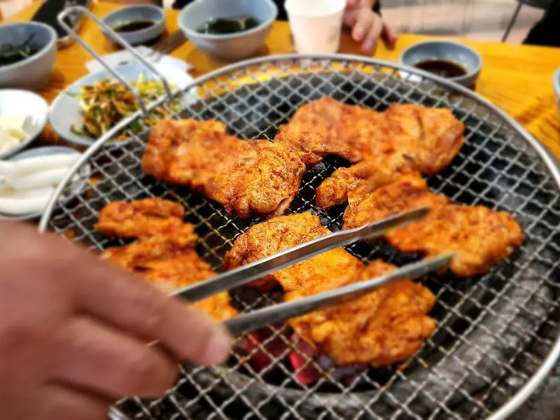 숯불닭갈비 굽는 모습