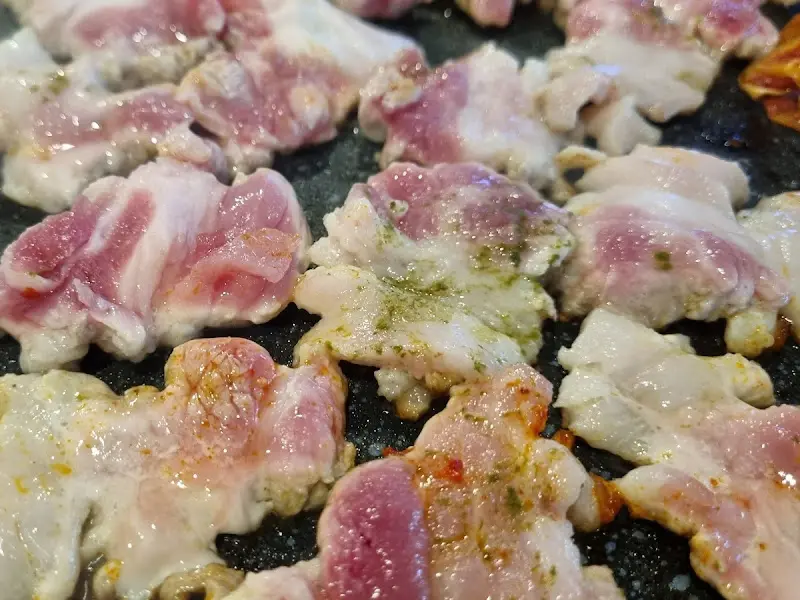 초벌되어 나온 삼겹살의 신선한 모습