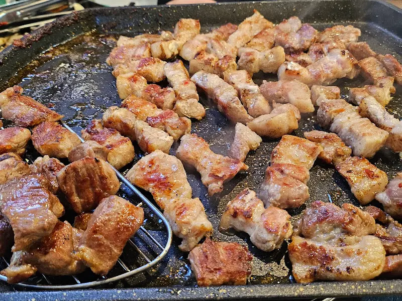 불판 가득 구워진 삼겹살 조각들