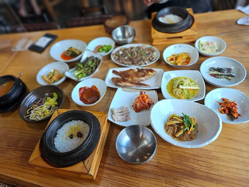 돌솥밥과 반찬