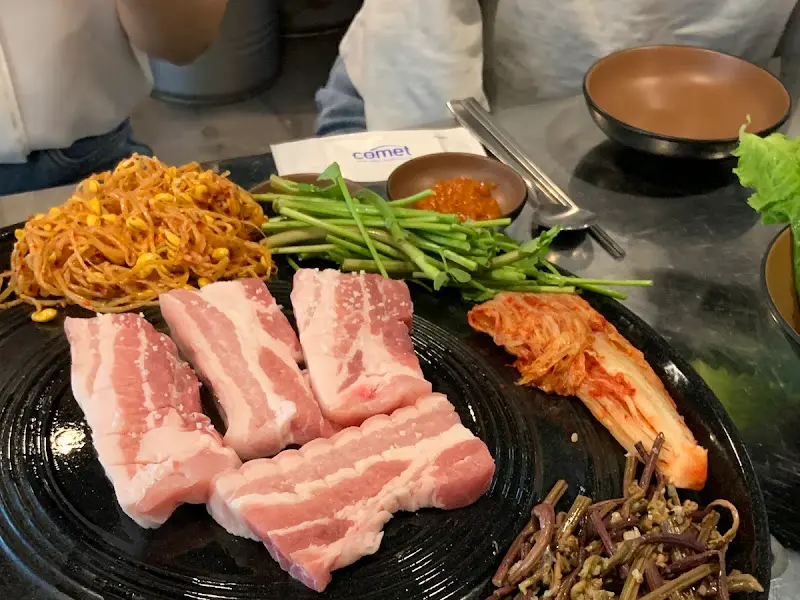 두툼한 삼겹살과 푸짐한 곁들임 채소