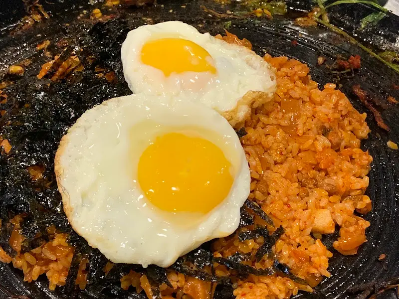 볶음밥 위에 올려진 계란 프라이