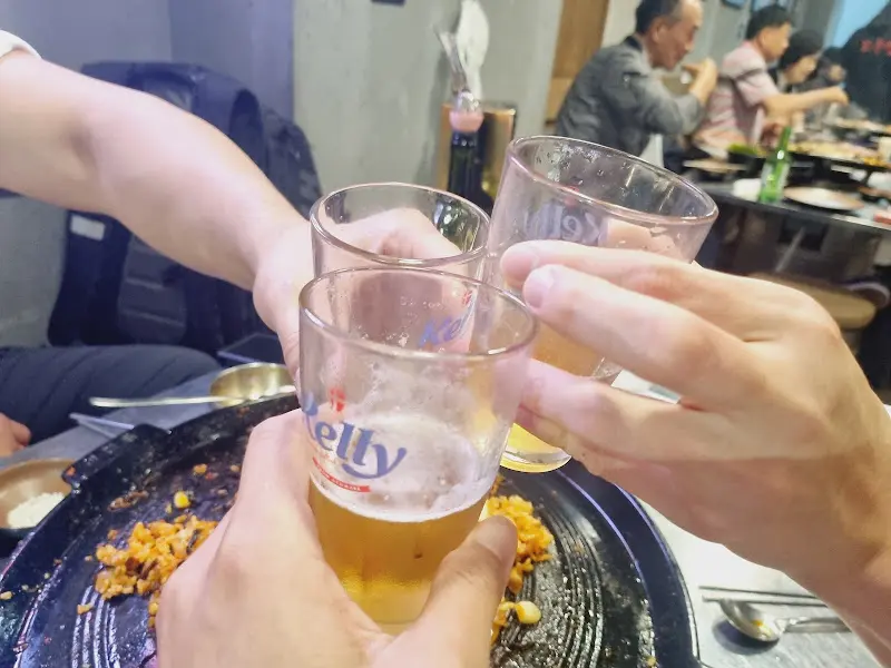 맥주잔을 부딪히며 건배하는 모습