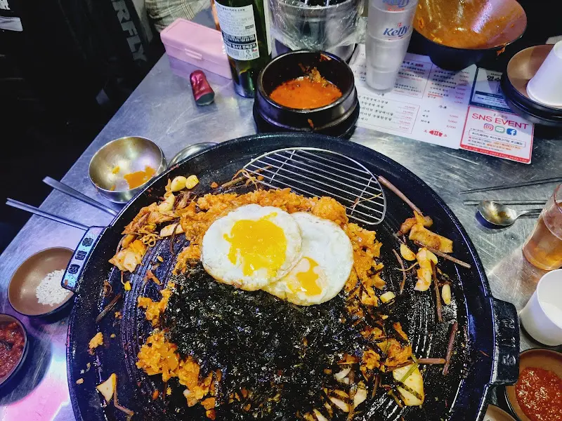 볶음밥과 함께 놓여진 술병