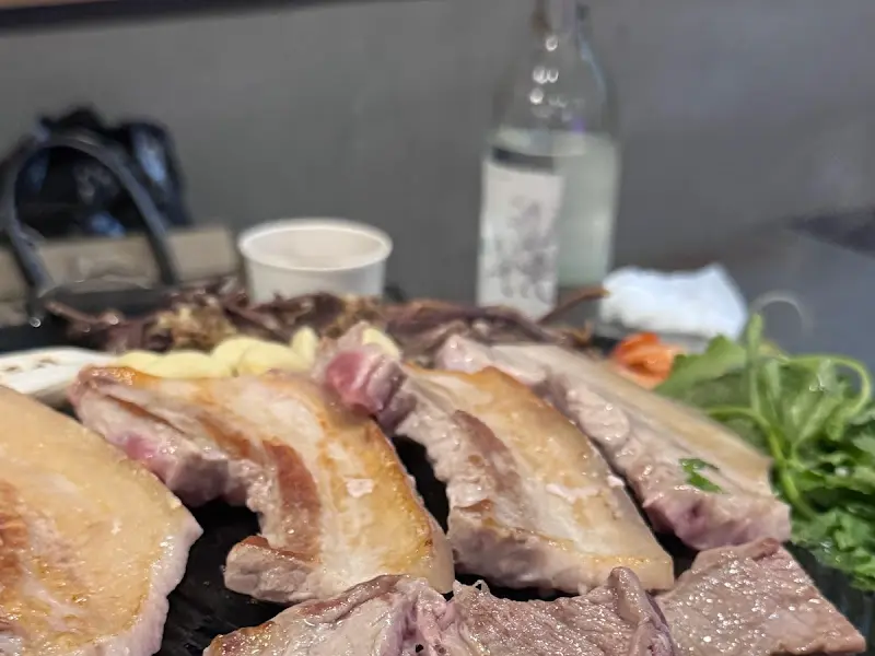 구워진 삼겹살과 마늘