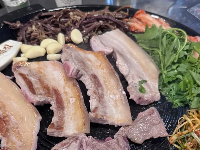 삼겹살, 마늘, 콩나물, 김치의 조화