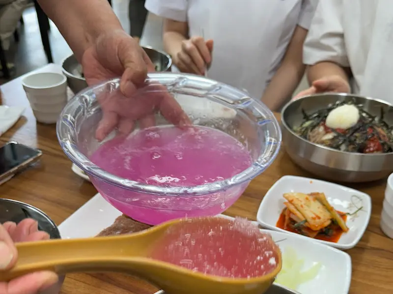 분홍빛 동치미 육수