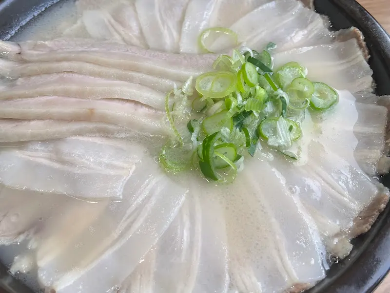 얇게 슬라이스된 돼지고기가 가득한 돼지국밥