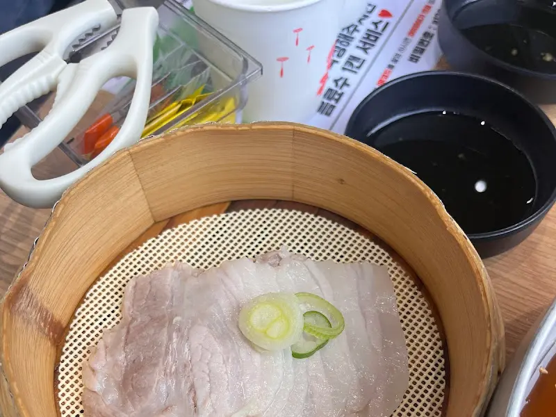 촉촉하게 윤기가 흐르는 수육