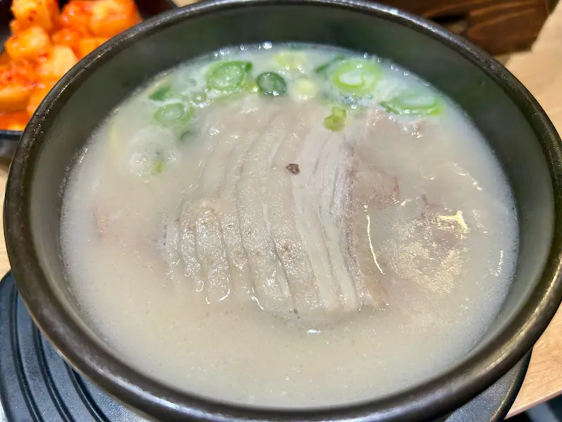 담백하고 깔끔한 돼지국밥 한 상차림