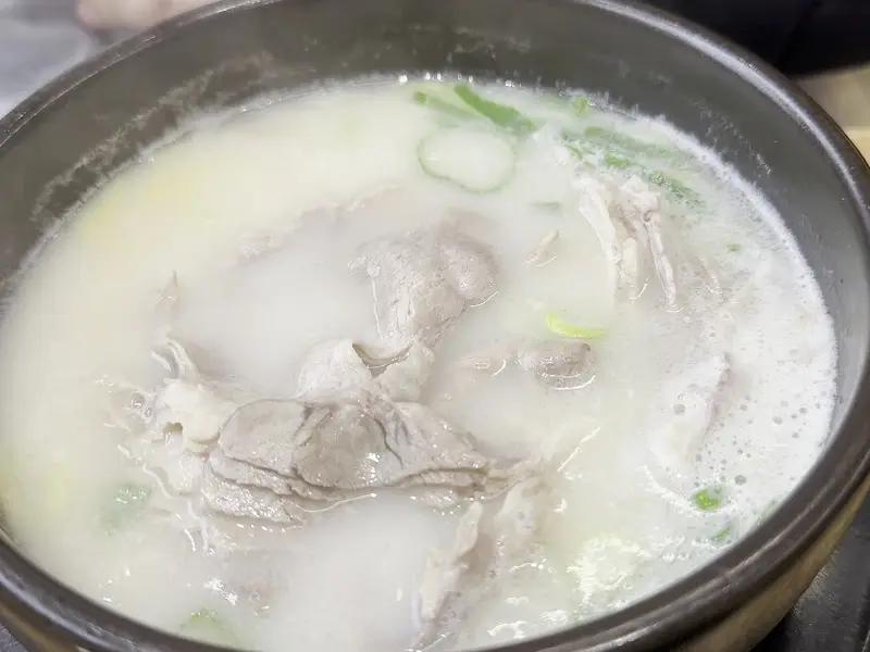 뽀얀 국물이 인상적인 돼지국밥