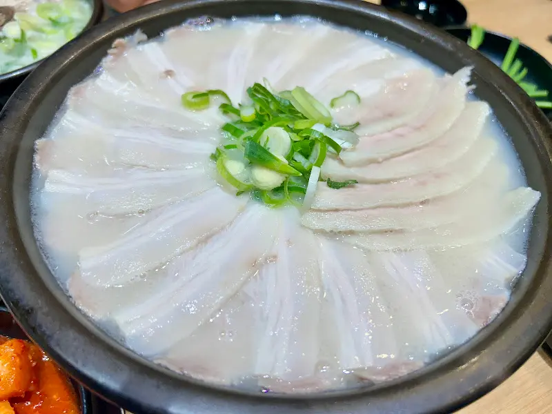 얇게 썰린 돼지고기가 돋보이는 돼지국밥