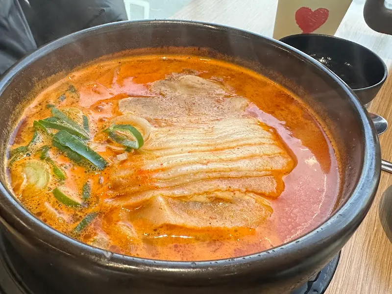 얼큰한 국물이 매력적인 얼큰 돼지국밥
