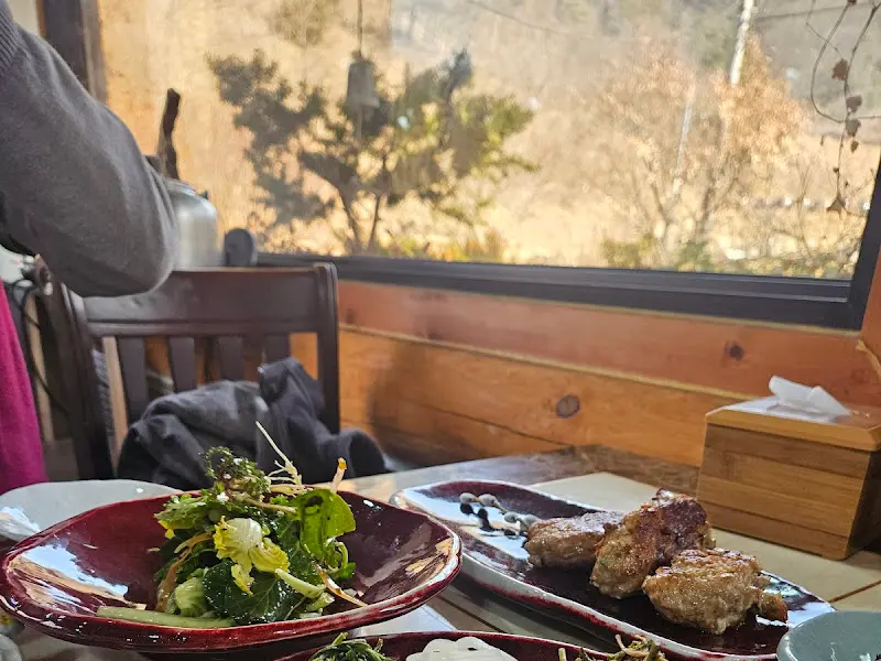 창밖 풍경을 바라보며 식사하는 모습