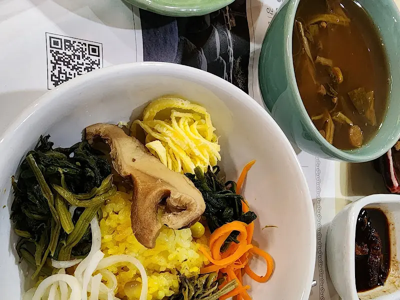 나물 비빔밥과 된장국