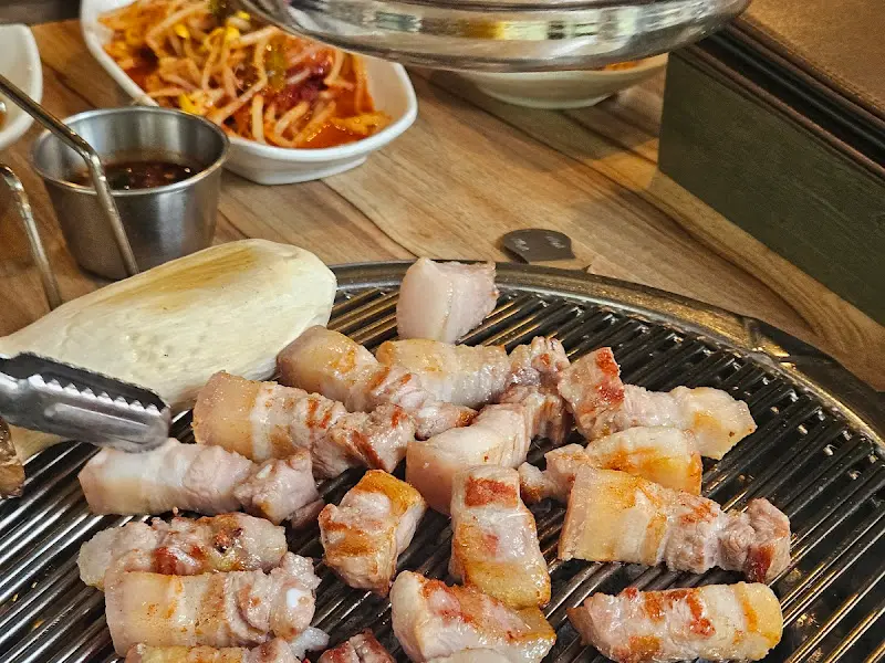 불판 위에서 맛있게 익어가는 흑돼지