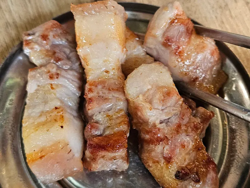 잘 구워진 흑돼지 오겹살