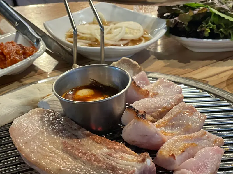 다양한 쌈 채소와 곁들임 반찬