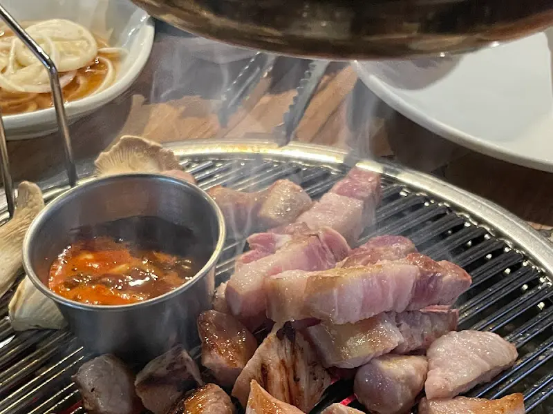 불판 위에서 익어가는 흑돼지