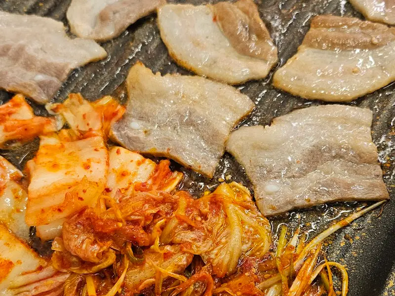 잘 익은 김치와 냉삼의 환상적인 만남