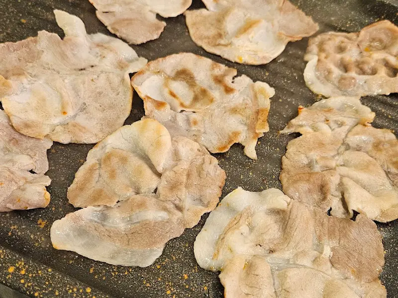 노릇노릇 맛있게 익어가는 냉동 삼겹살