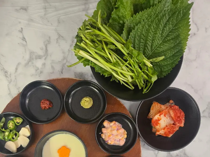 다채로운 곁들임 채소와 소스