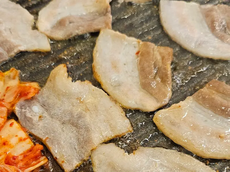 불판 위에서 맛있게 익어가는 냉삼