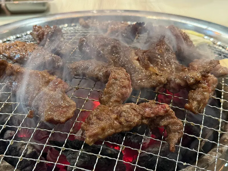 구워지는 고기 연기