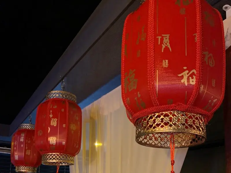 붉은색 등이 인상적인 푸통푸통 탕수육 내부