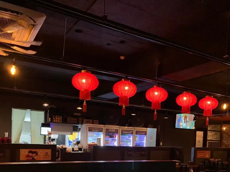 가게 내부에 걸린 붉은 등