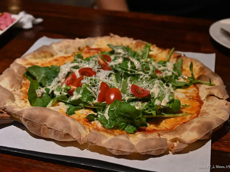 신선한 루꼴라가 듬뿍 올라간 피자