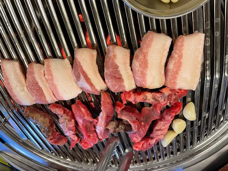 숯불 위에서 익어가는 목항정껍데기