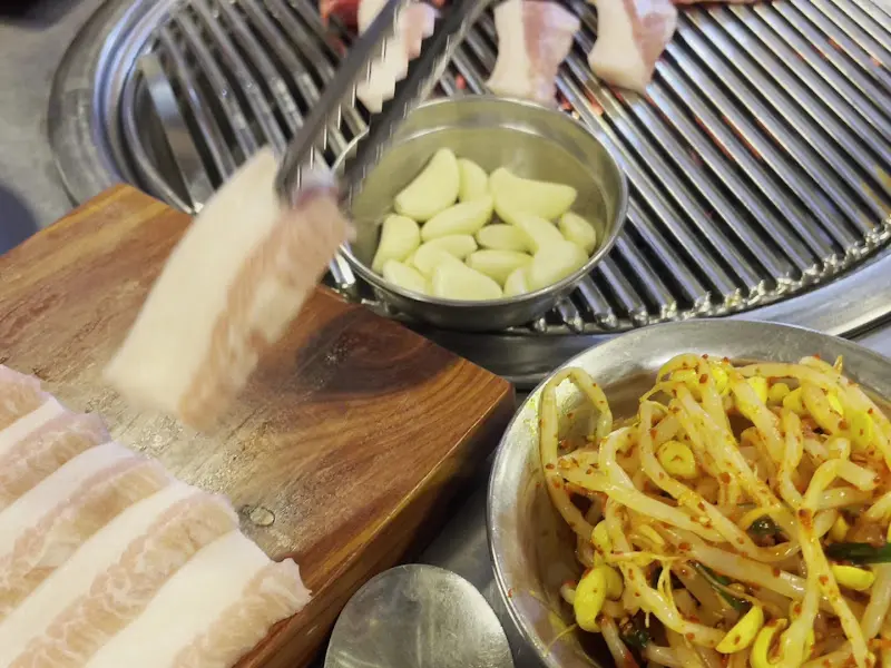 목살과 함께 구워지는 마늘