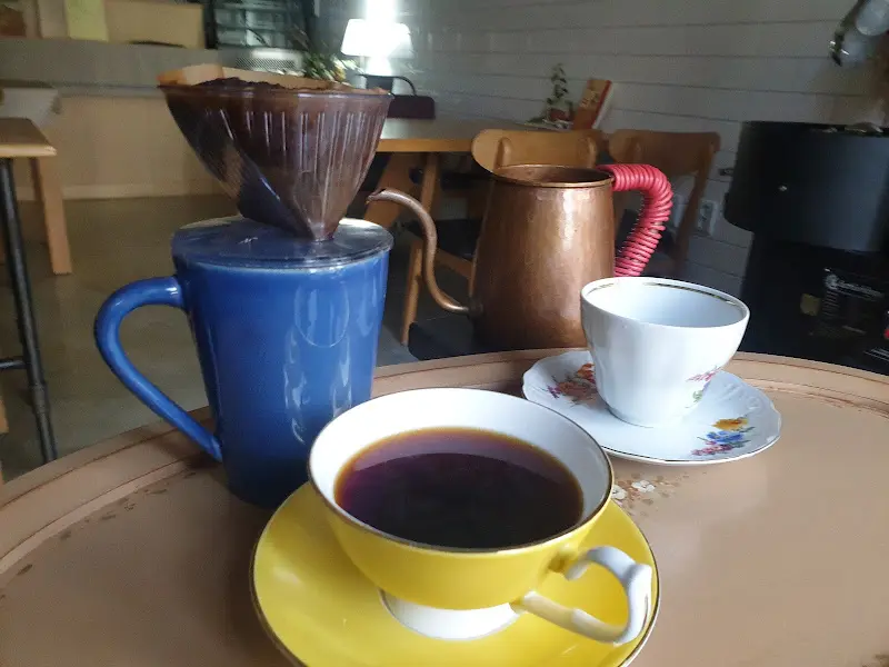 드립 커피를 내리는 모습