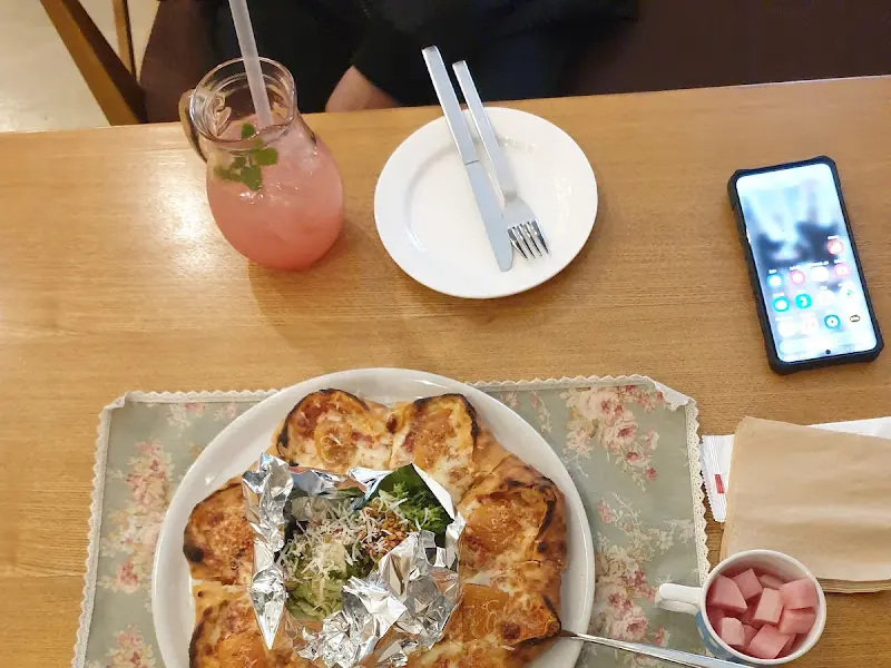 피자와 음료가 함께 놓인 테이블