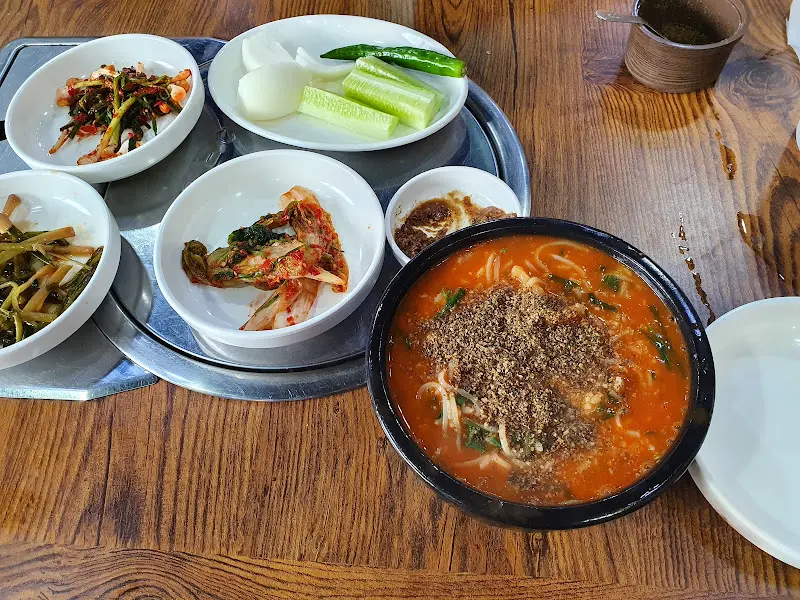 푸짐하게 차려진 어죽 한 상