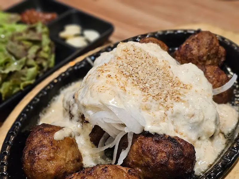 석갈비와 쌈 채소의 조화