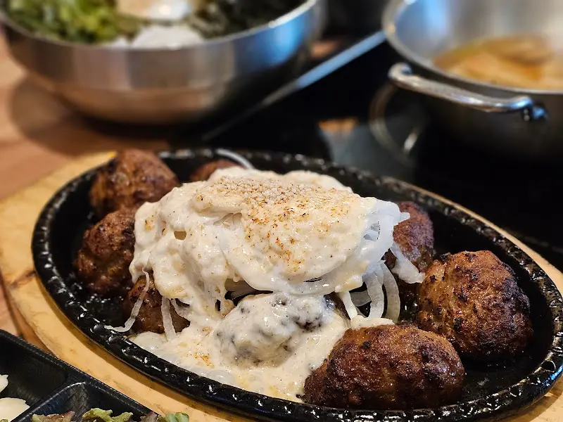 마늘 소스가 듬뿍 올려진 석갈비와 곤드레마늘솥밥