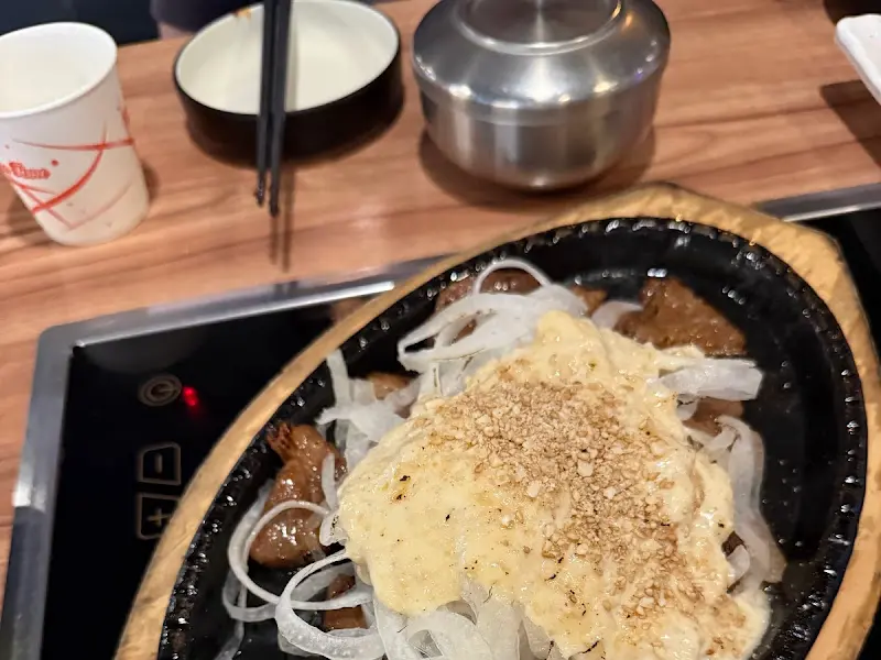 철판 위에서 지글거리는 석갈비