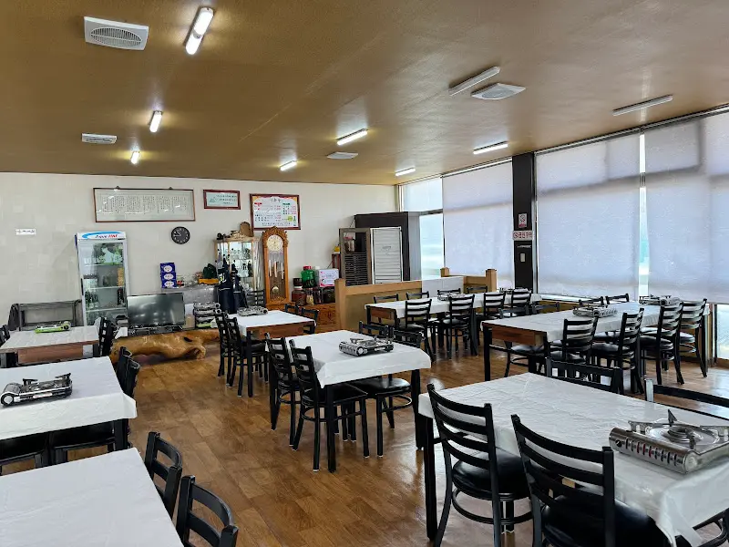 넓고 깔끔한 식당 내부