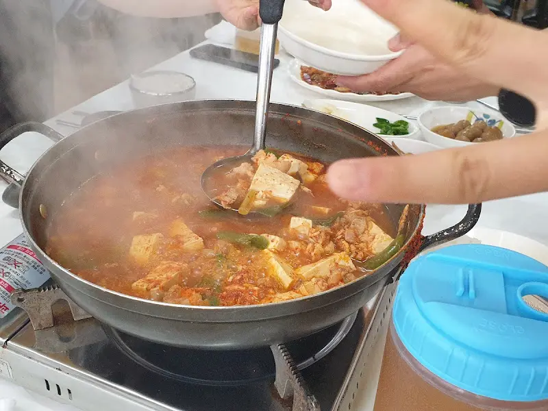 사태찌개 속 푸짐한 내용물