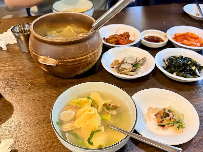 수제비와 다양한 밑반찬이 놓여진 테이블