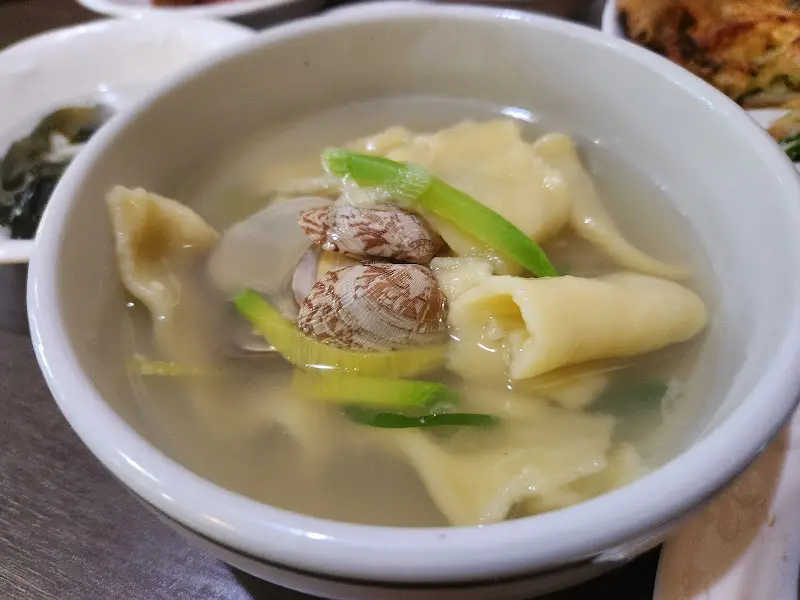 그릇에 담긴 수제비의 모습