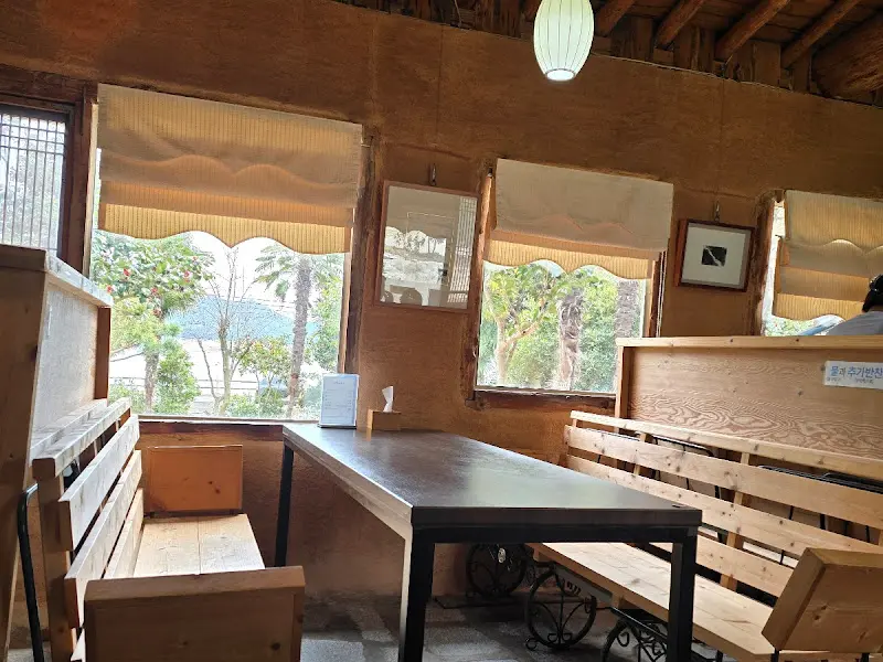 식당 내부 테이블과 창밖 풍경