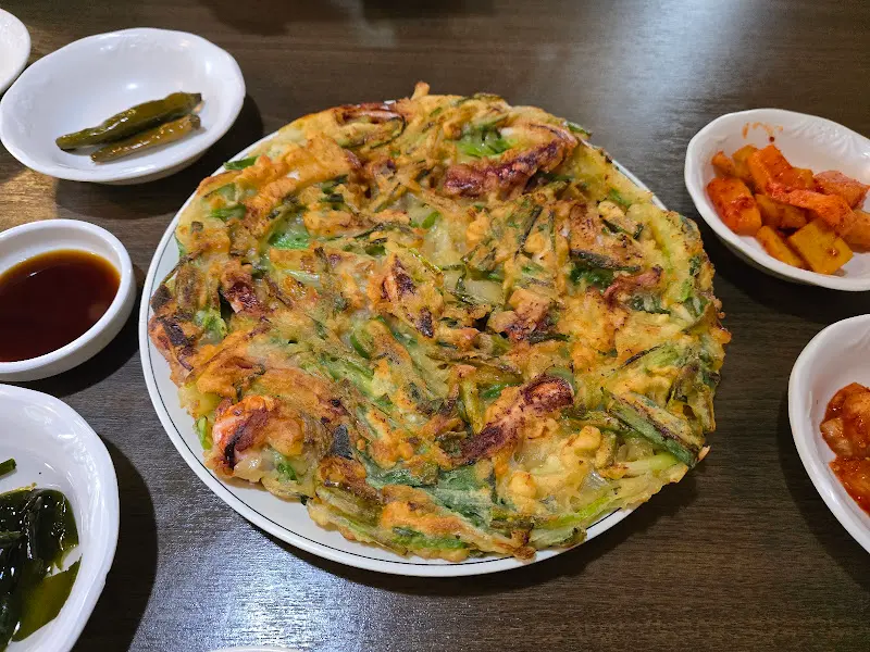 파전과 밑반찬 전체샷